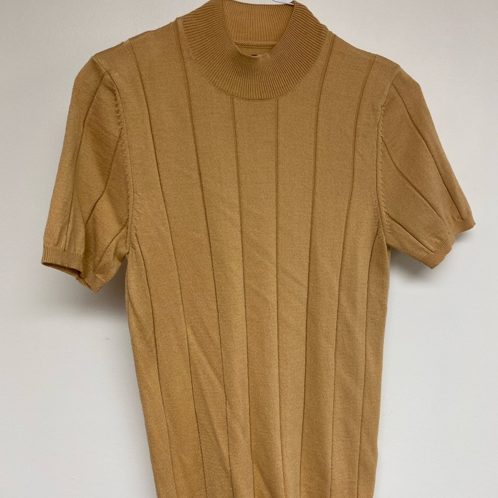 Men’s yellow top